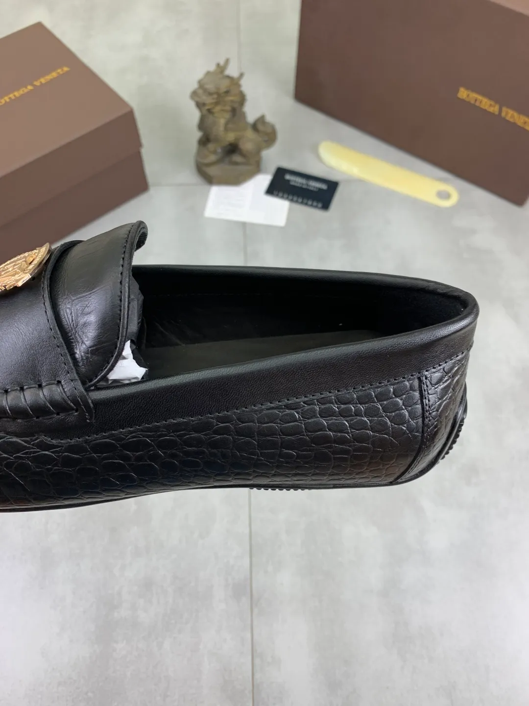 Men's shoes 💰P420 [New model] Water-dyed Niuli 💰High-quality business beanie shoes 💎💎💎 BOTTEGA VENETA official website synchronizes the latest top version of BV in the market, accepts material comparison, shoe type comparison, process comparison, practical and texture, versatile, suitable for any occasion, the more you look at it, the more it tastes. Pure hand-woven craftsmanship - Upper material, hand-woven calfskin imported from Italy 🇮🇹 - High-quality water-dyed cowhide lining - Original private model customized outsole -Size: 39-44 (38 45 can be customized) Color: black optional
